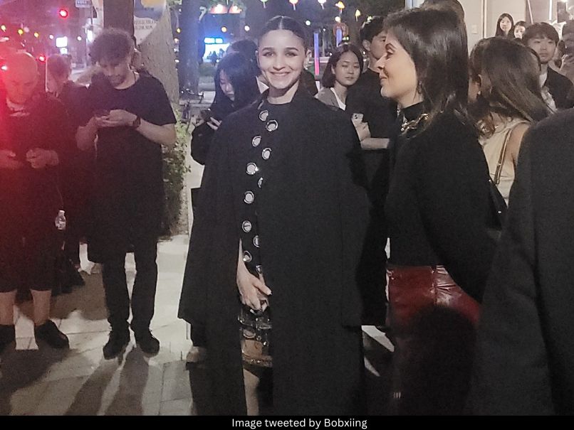 Alia Bhatt with fan 
