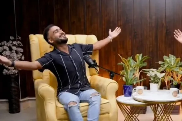Shahidi SRK pose 